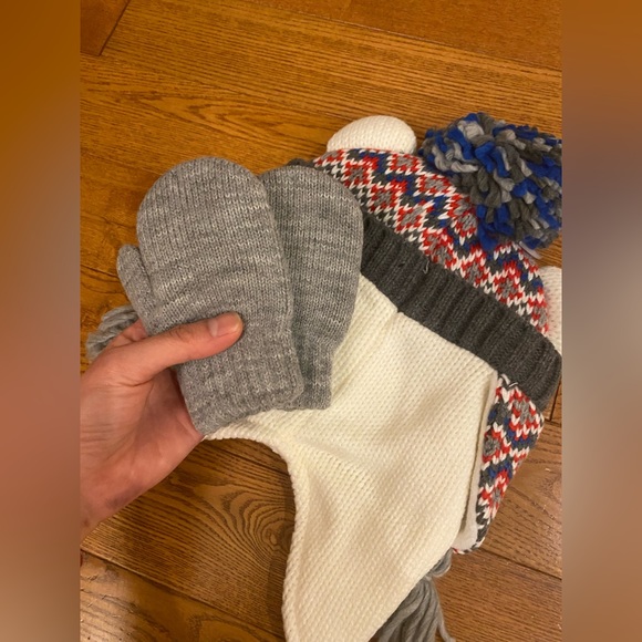 Children’s Place Toddler Winter Hat and Mittens - Picture 5 of 6